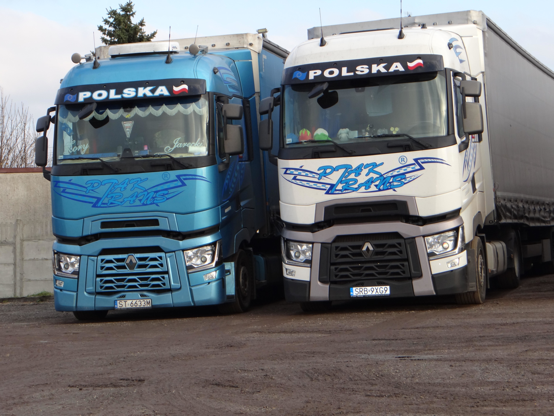 Dwie ciężarówki SCANIA - niebieska i biała