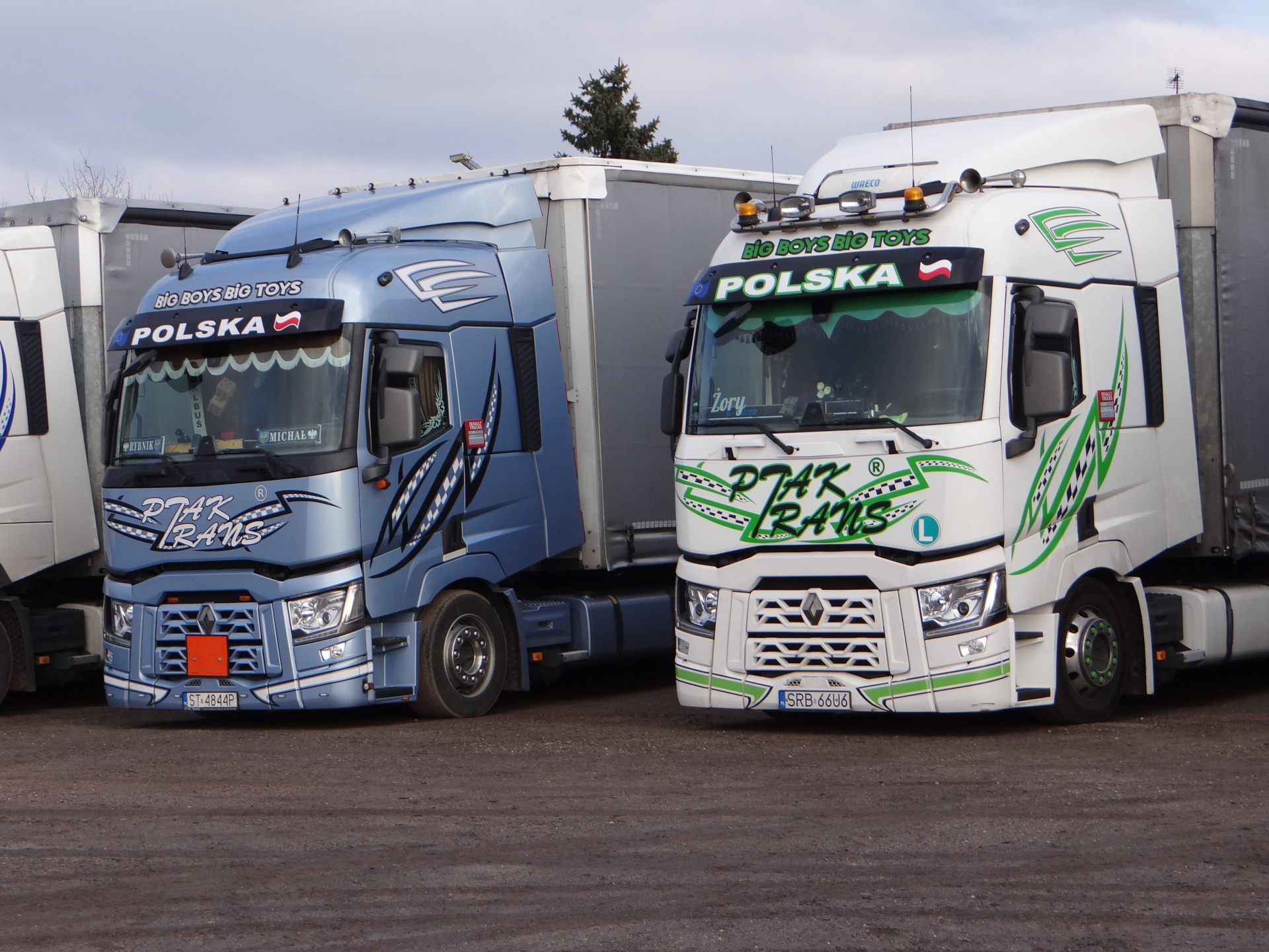 Dwie ciężarówki SCANIA - Jasnoniebieska i biało-zielona