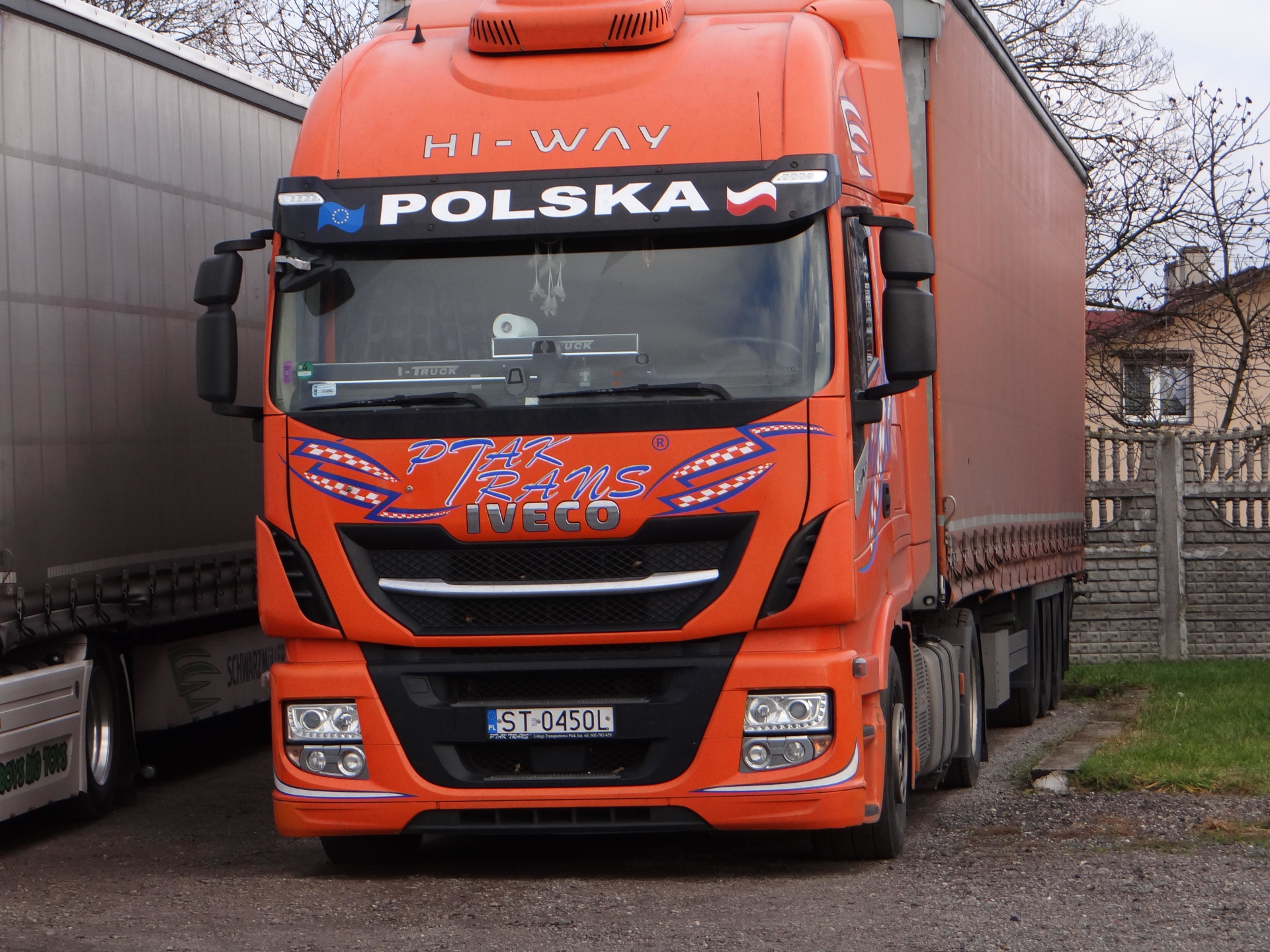 Pomarańczowa ciężarówka SCANIA